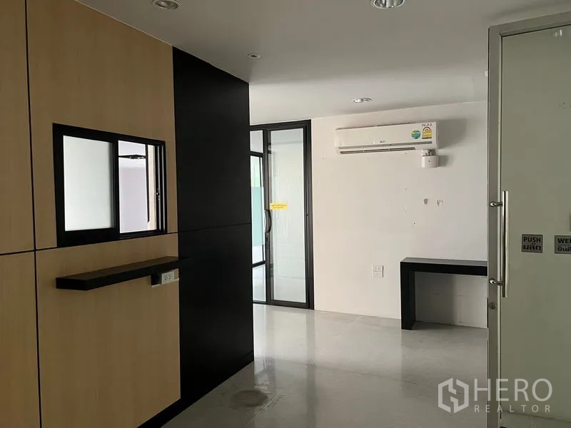 Office Space for rent in Mueang Samut Prakan, Samut Prakan - Lobby or reception area with built‑in cabinets and wall‑mounted AC.
