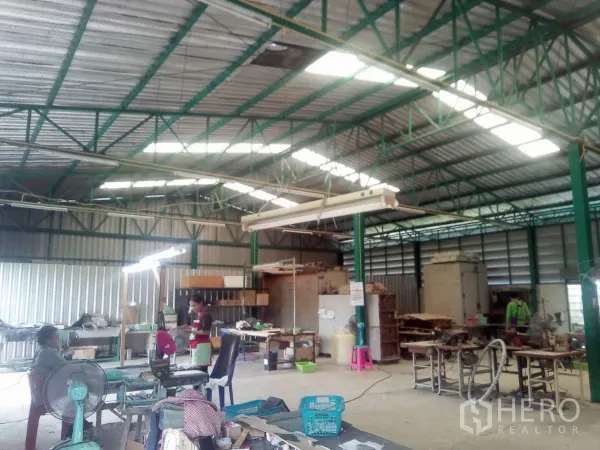 ที่ดิน ขายในKhlong Sam Wa, Bangkok - ภายในโกดังโครงเหล็ก หลังคาสูงมีช่องแสง พื้นที่ทำงานแบบเปิดโล่ง