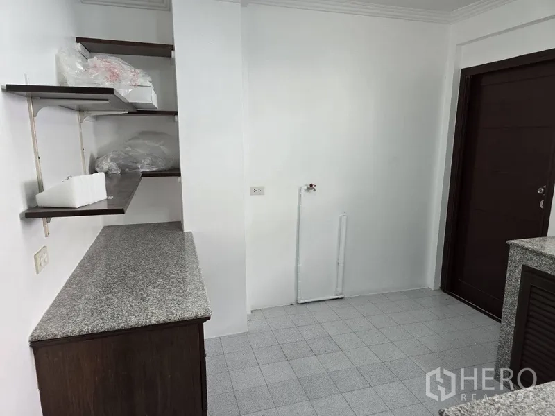 บ้าน ให้เช่าในWatthana, Bangkok - มุมซักล้าง/เอนกประสงค์พร้อมชั้นวางและจุดต่อท่อน้ำ