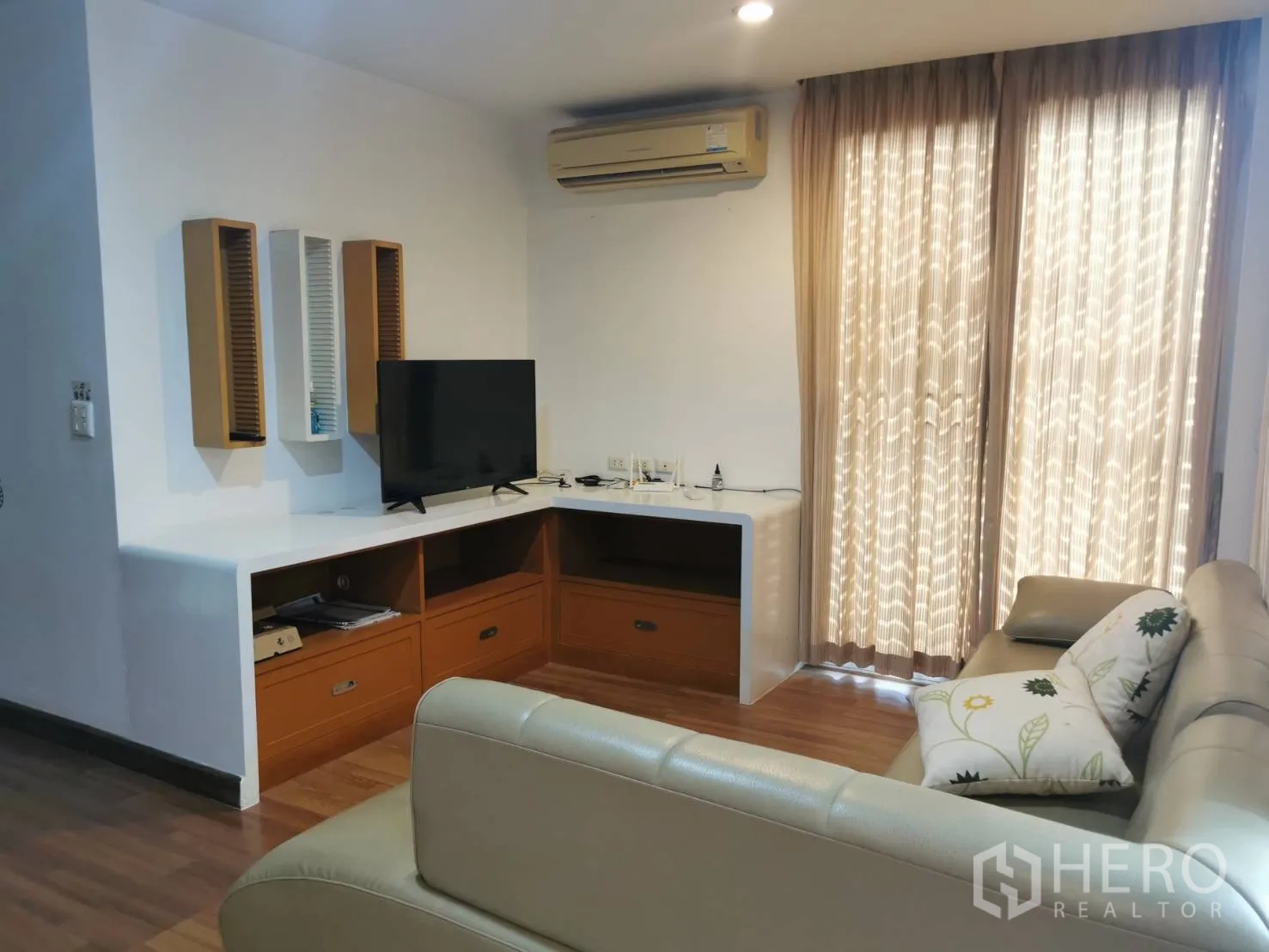 ทาวน์เฮาส์ ให้เช่าหรือขายในYan Nawa, Bangkok - ห้องนั่งเล่นชั้นบน โซฟา เคาน์เตอร์ทีวี แอร์ และม่านโปร่ง