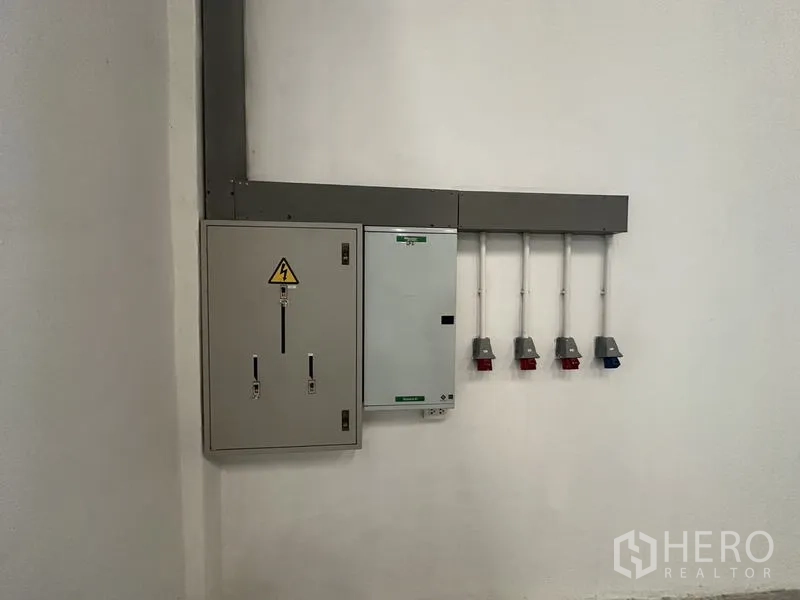 货栈 出租在Phra Nakhon Si Ayutthaya - 工业三相电配电柜与插座的特写。