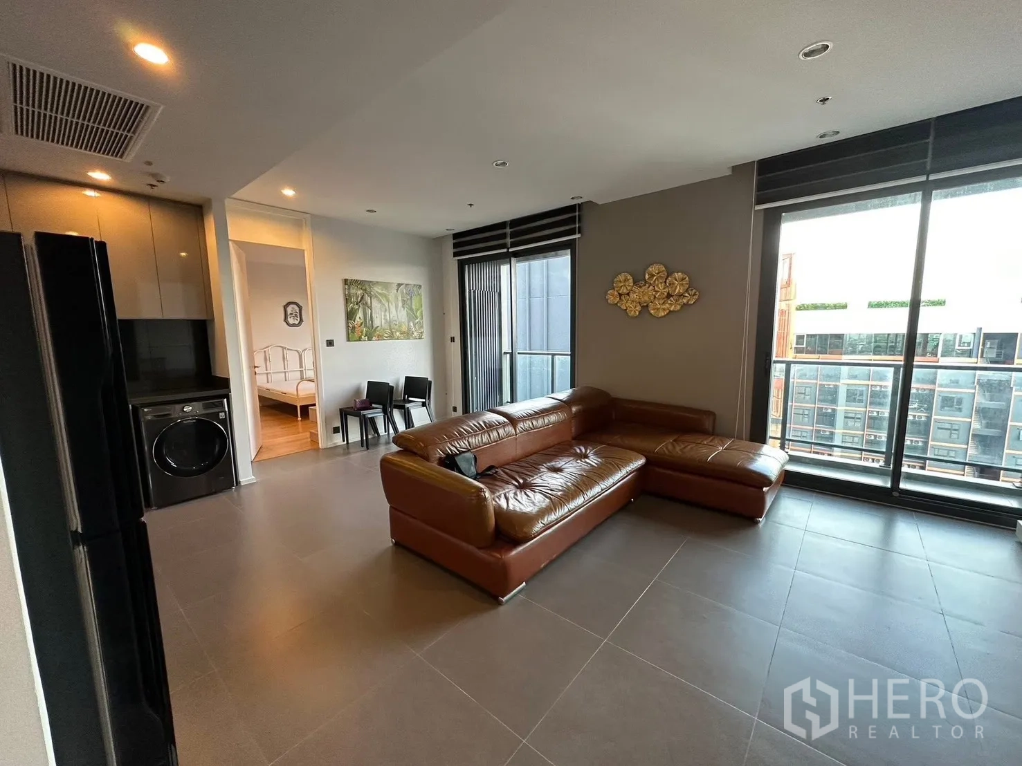 คอนโด for rent or sale in Chatuchak, Bangkok - มุมนั่งเล่นติดระเบียง ประตูกระจกบานเลื่อน ถัดจากครัว