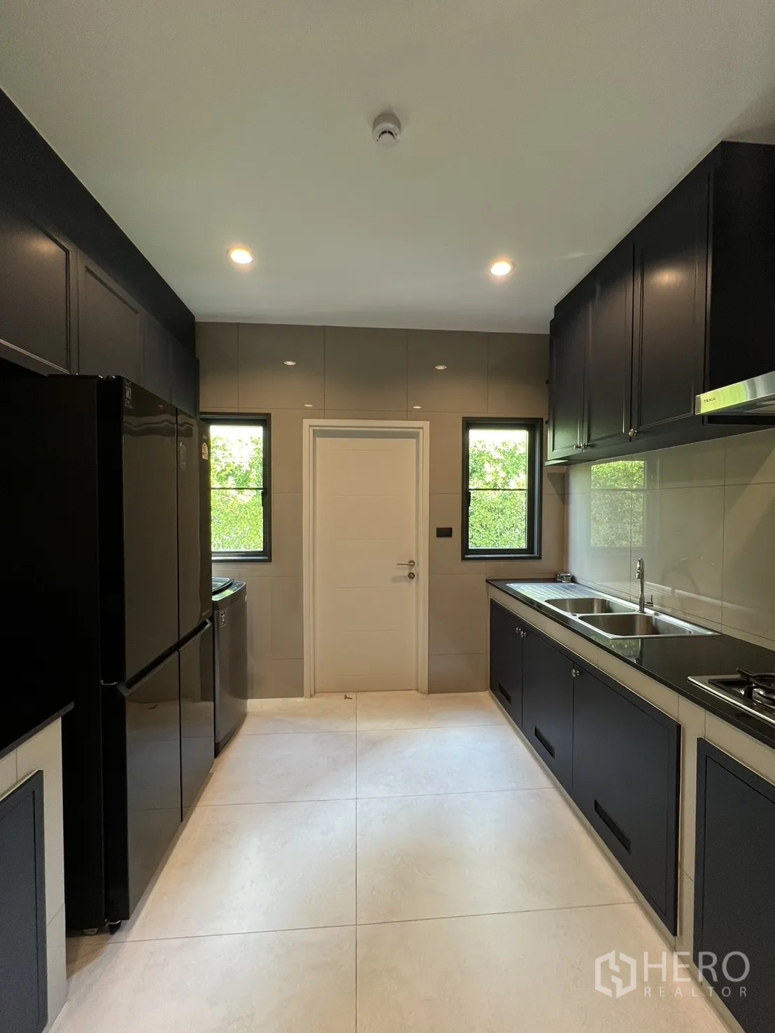 บ้านเดี่ยว for rent in Bang Phli, Samut Prakan - ครัวมีอ่างล้างจานคู่ หน้าต่าง และเครื่องใช้ไฟฟ้าครบ