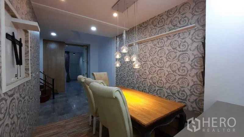 ทาวน์เฮาส์ ให้เช่าหรือขายในSuan Luang, Bangkok - มุมทานอาหาร โคมไฟแขวนดีไซน์ ผนังลาย และโต๊ะไม้