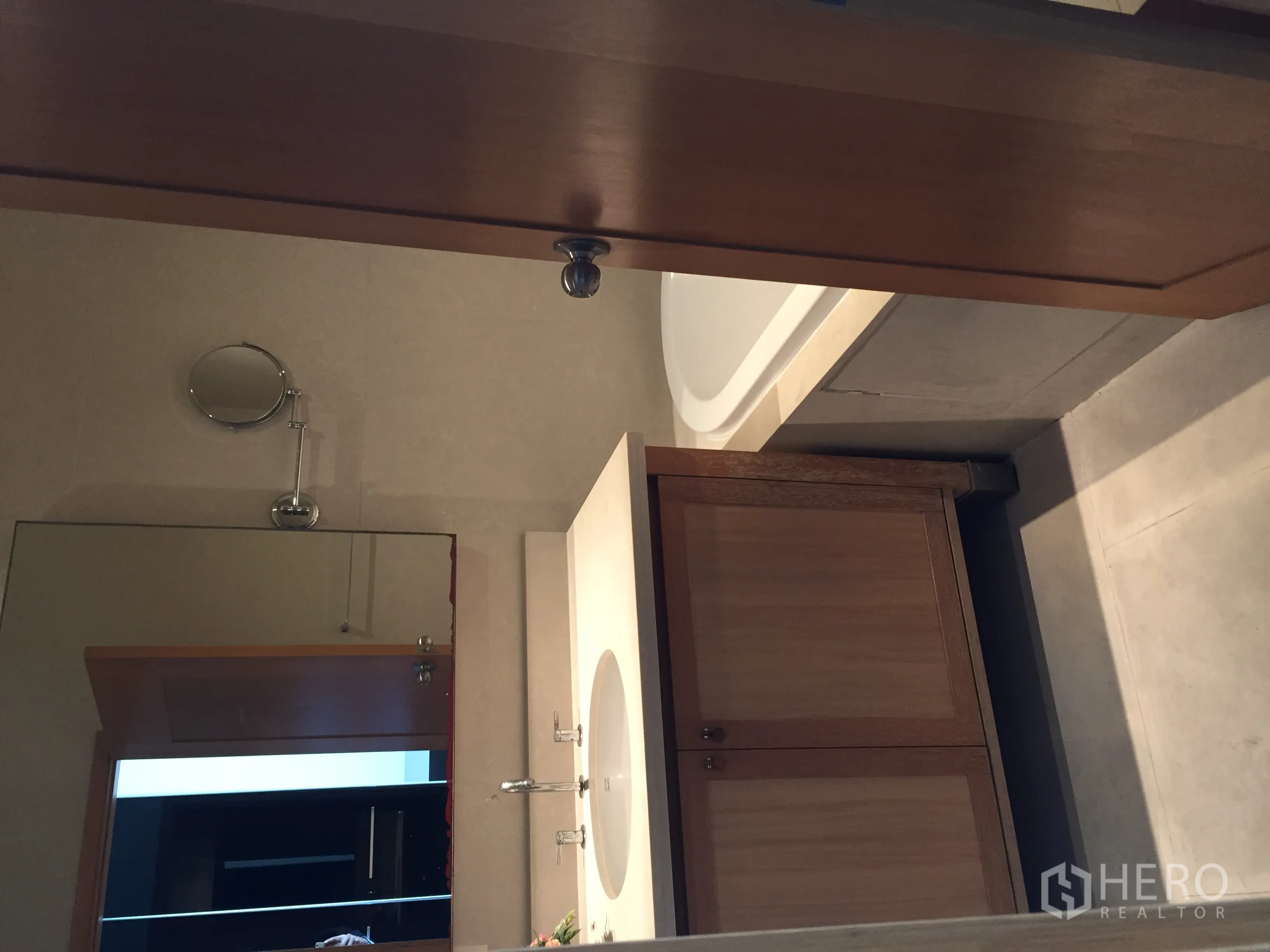 คอนโด ให้เช่าในKhlong Toei, Bangkok - ห้องน้ำพร้อมอ่างอาบน้ำ กระจกบานใหญ่ และตู้ล้างหน้าไม้