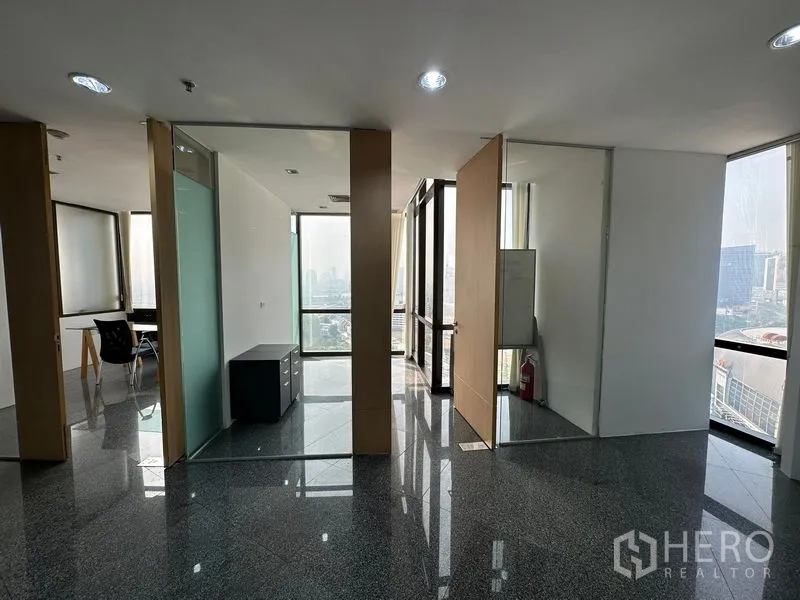 办公空间 出租 - 开放走道连接多间独立办公室，玻璃隔墙与临景窗户。