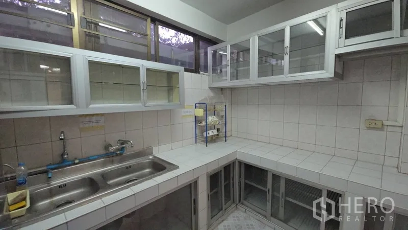 สำนักงานที่บ้าน ให้เช่าในSathon, Bangkok - มุมครัวใกล้อ่างล้างจานคู่ พร้อมตู้แขวนเหนือศีรษะจำนวนมาก