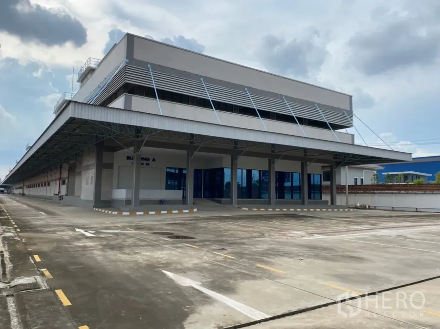 货栈 出租在Lat Krabang, Bangkok - 现代双层仓库外观，设宽阔有顶装卸月台与卡车回车场