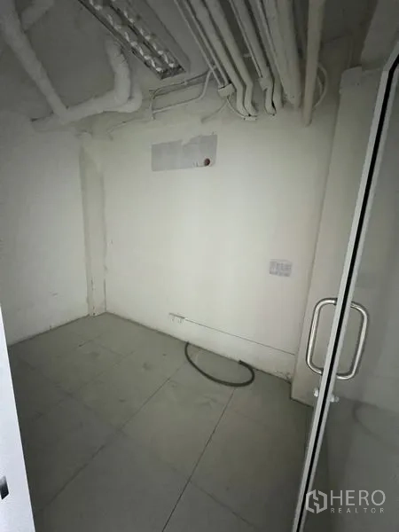零售空间 出租在Bang Rak, Bangkok - 小型设备/储物间，瓷砖地与天花管线。