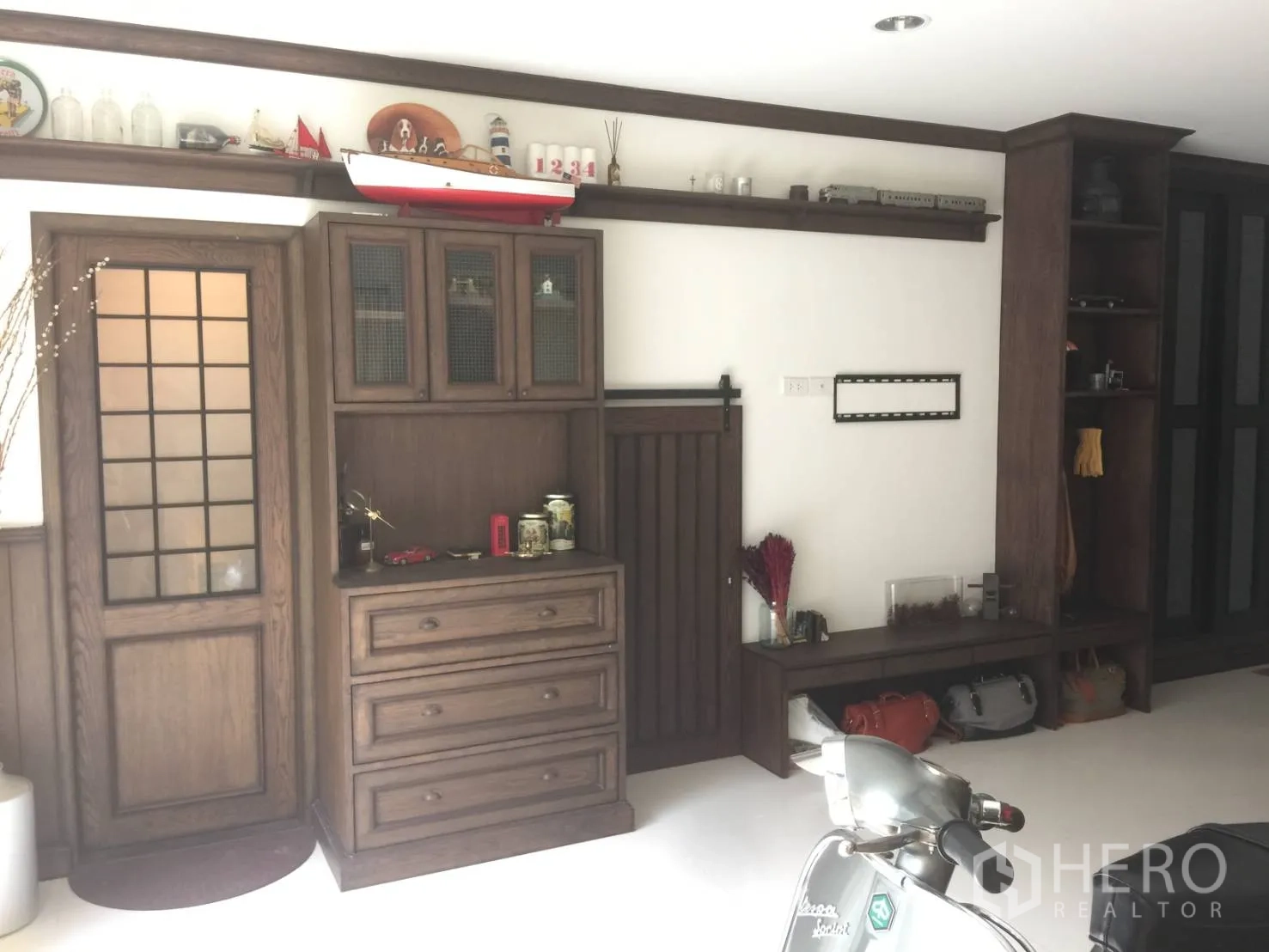 ทาวน์เฮาส์ ขายในSuan Luang, Bangkok - ชั้นล่าง/ที่จอดรถพร้อมตู้ไม้ ชั้นวาง และม้านั่งเก็บของสไตล์วินเทจ