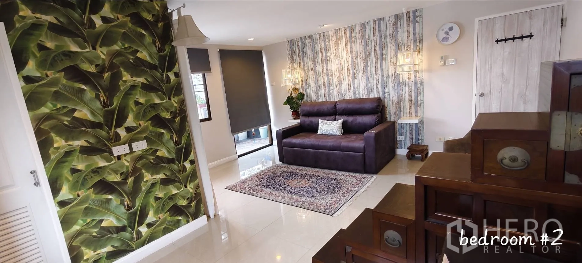 คอนโด for rent in Watthana, Bangkok - มุมมองอีกด้านของห้องนอนที่สองพร้อมโซฟาเบดและผนังลายกราฟิก