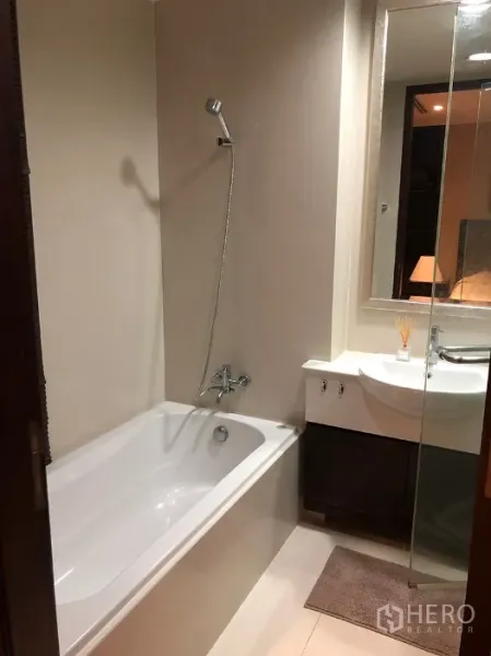 คอนโด ให้เช่าในWatthana, Bangkok - ห้องน้ำพร้อมอ่างอาบน้ำ ฝักบัวมือถือ อ่างล้างหน้า และฉากกั้นกระจก