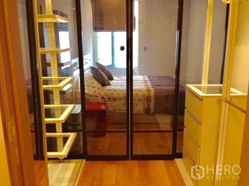 คอนโด ให้เช่าในKhlong Toei, Bangkok - ห้องแต่งตัวแบบวอล์กอิน ประตูกระจกบานเลื่อน ชั้นวางและลิ้นชัก