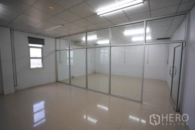 โรงงาน ขายในKhlong Luang, Pathum Thani - พื้นที่สำนักงานกั้นกระจก โครงอะลูมิเนียม พื้นกระเบื้องเงา