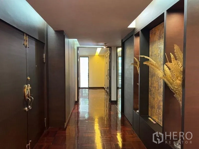 公寓 出租在Khlong Toei, Bangkok - 优雅入户走廊，展示壁龛、重点灯光与抛光木地板