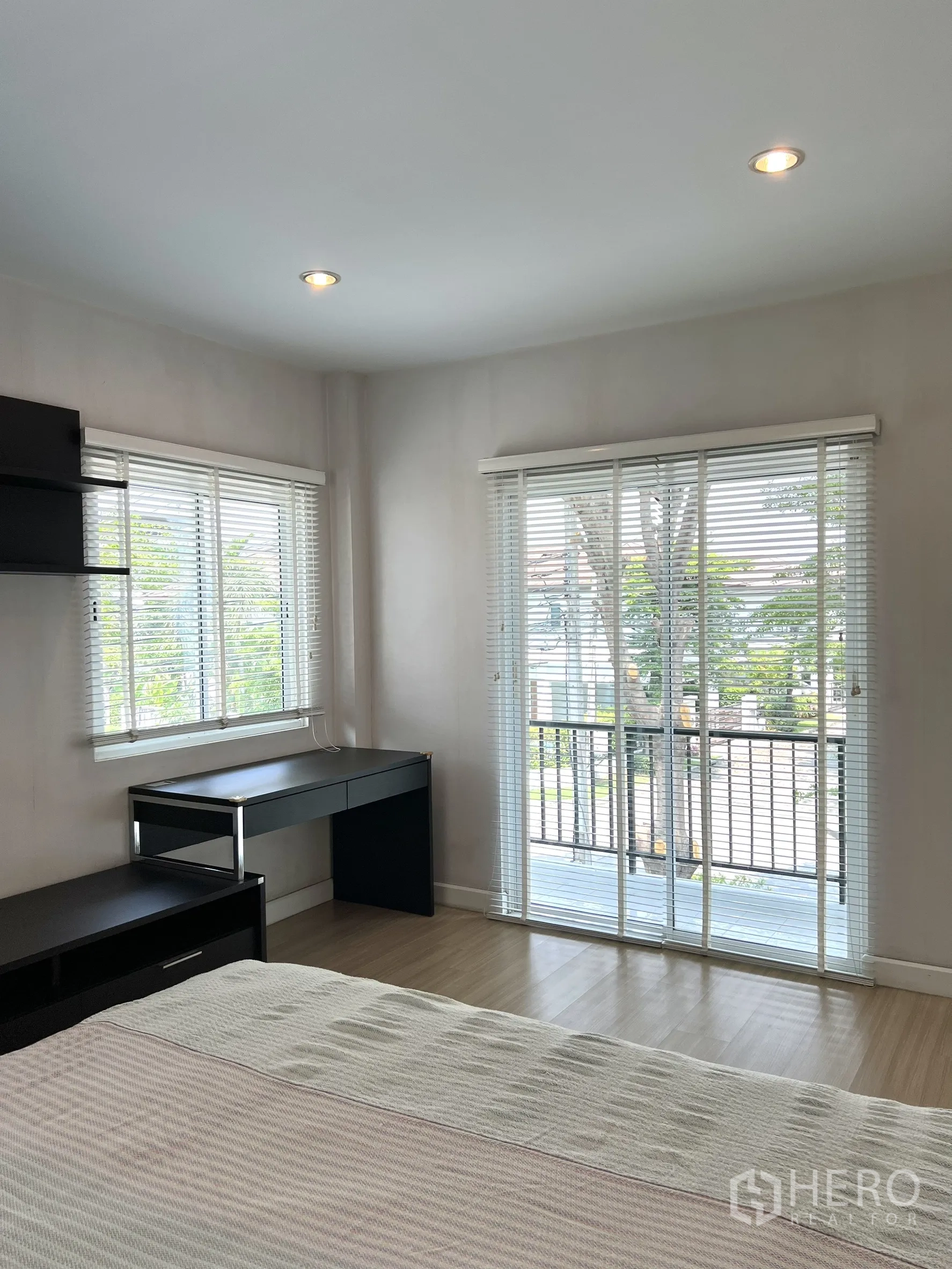 บ้าน ให้เช่าหรือขายในSaphan Sung, Bangkok - มุมห้องนอนมีหน้าต่างสองด้าน โต๊ะทำงาน และประตูระเบียง