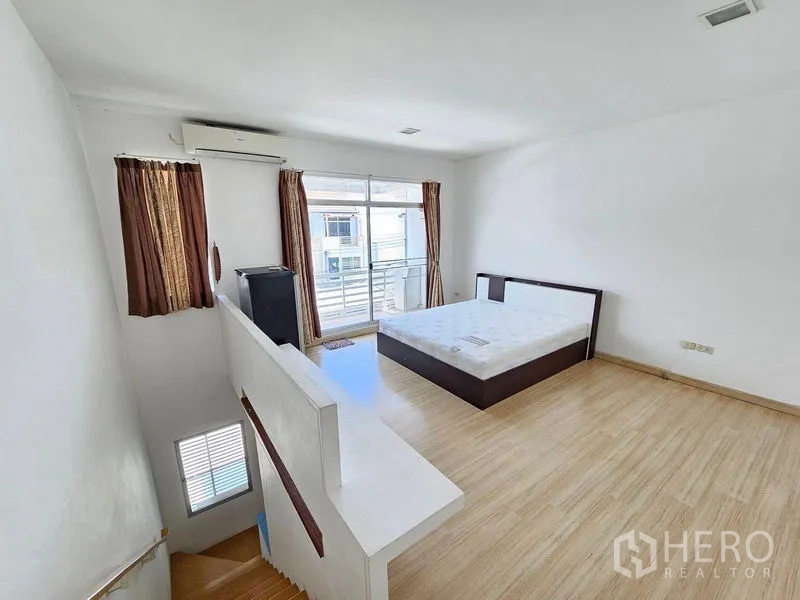 สำนักงานที่บ้าน ให้เช่าหรือขายในSuan Luang, Bangkok - ห้องนอนใหญ่กว้าง มีประตูกระจกเปิดสู่ระเบียง มองเห็นโถงบันได