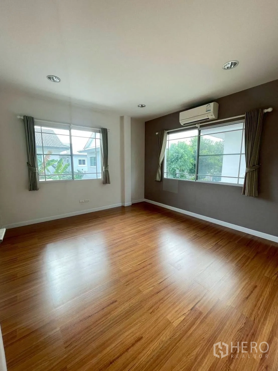 บ้าน ให้เช่าหรือขายในMueang Samut Prakan, Samut Prakan - ห้องนอนมุมกว้าง พื้นไม้ ผนังโทนอบอุ่น หน้าต่างสองด้าน และเครื่องปรับอากาศ