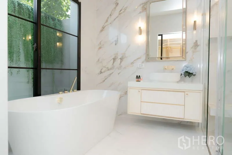 บ้าน ให้เช่าหรือขายในSaphan Sung, Bangkok - ห้องน้ำลุคหรู ผนังลายหินอ่อน อ่างอาบน้ำแบบลอยตัว ฝักบัวกระจก และเคาน์เตอร์อ่างล้างหน้า