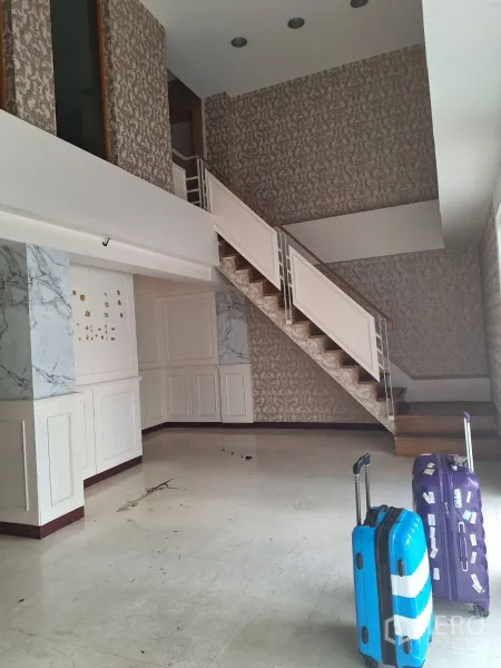 พื้นที่ขายปลีก ให้เช่าในWatthana, Bangkok - โถงร้านค้าสูงโปร่งมีบันไดขึ้นชั้นลอย ผนังบัวและแผงลายหินอ่อน