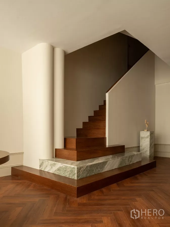 带办公室的家 出售在Phra Khanong, Bangkok - 特色楼梯，木踏步与大理石基座，墙面弧线优雅。