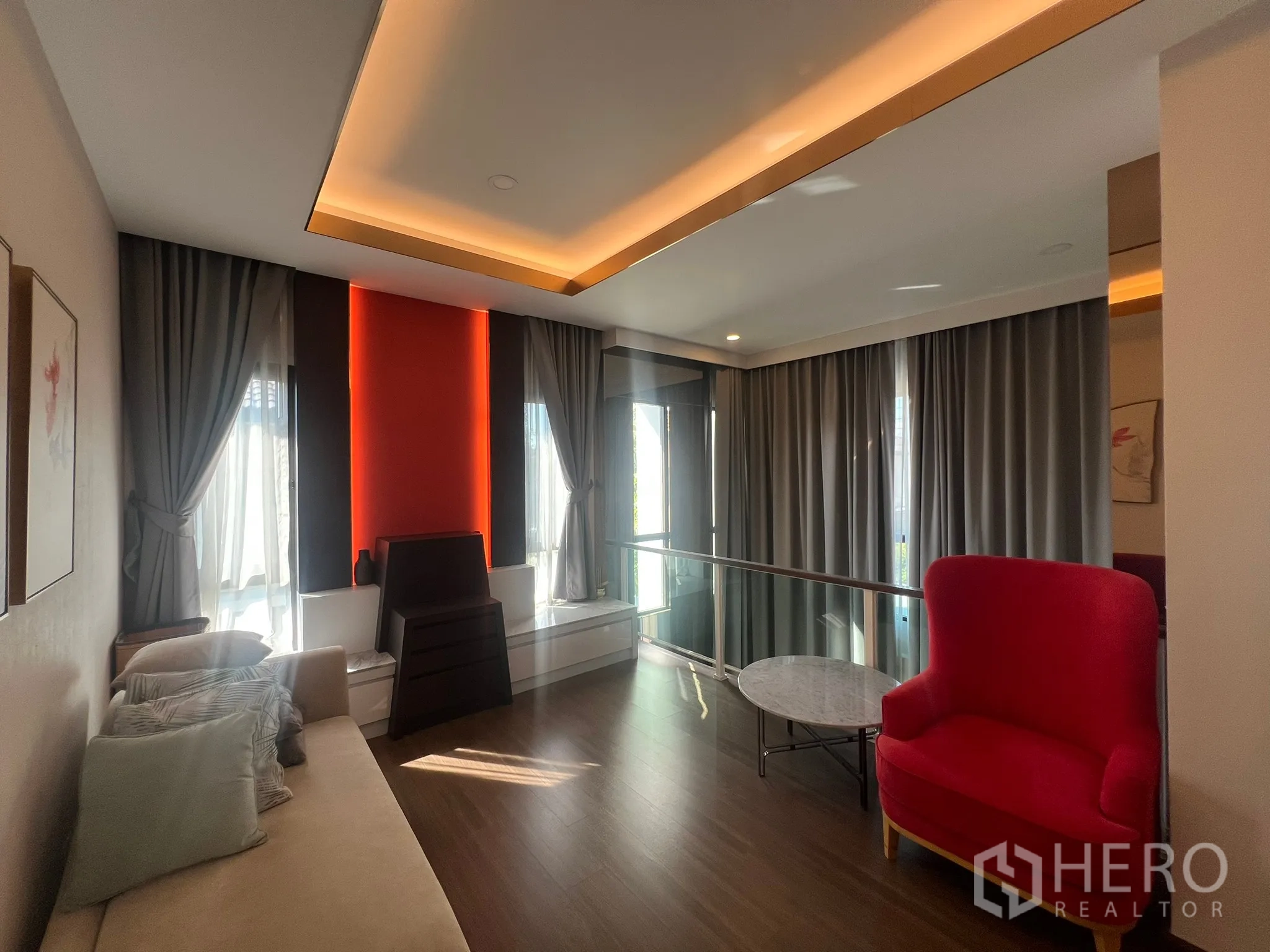 บ้าน ให้เช่าหรือขายในPrawet, Bangkok - มุมนั่งเล่นชั้นบน เก้าอี้สีแดง โต๊ะกลม และไฟซ่อนเพดาน