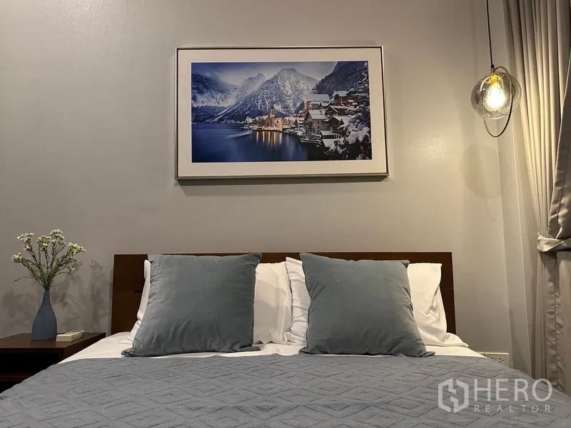 独立式住宅 出租 - 温馨卧室，双人床、蓝色抱枕与雪山风景画。