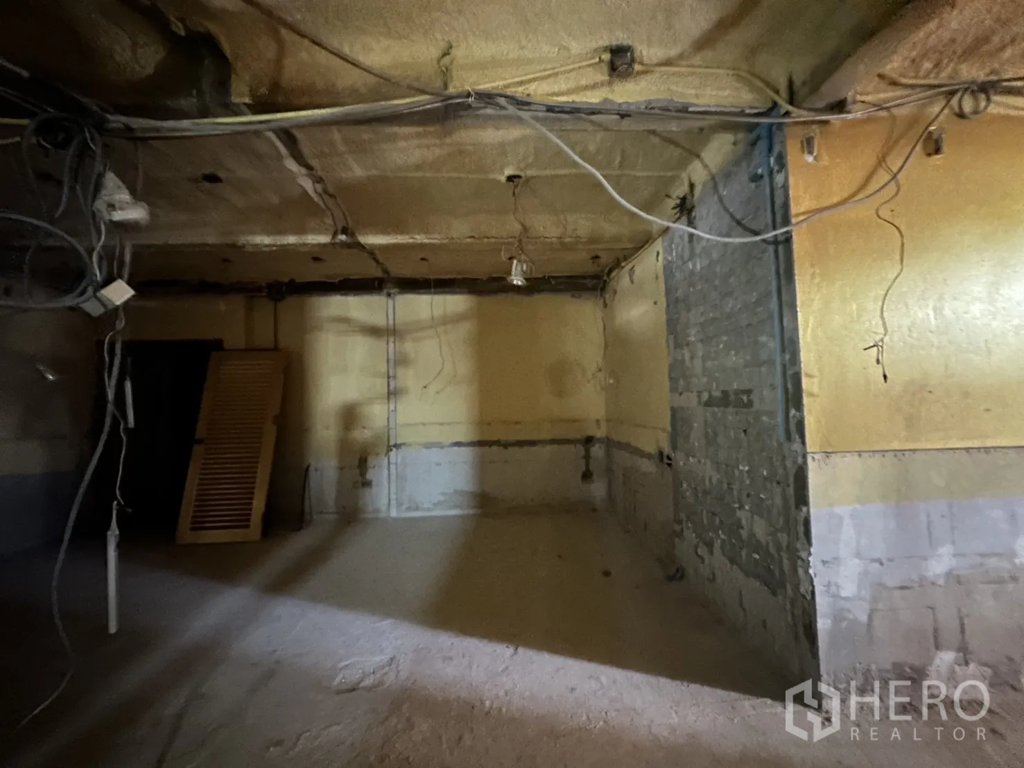 พื้นที่ขายปลีก ให้เช่าในBang Rak, Bangkok - มุมห้องสภาพดิบพร้อมสายไฟและพื้นคอนกรีต