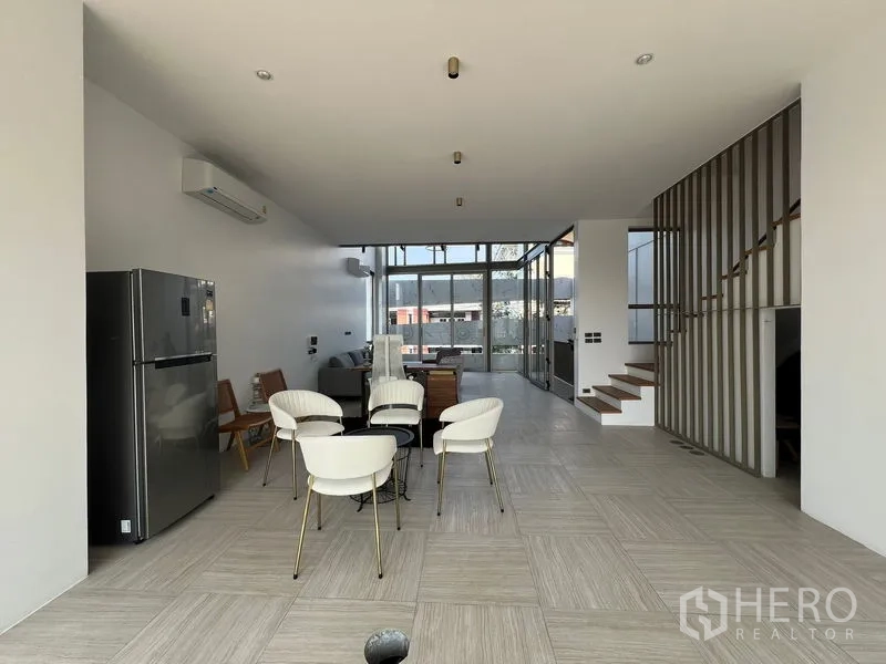 สำนักงานที่บ้าน ให้เช่าหรือขายในChatuchak, Bangkok - พื้นที่นั่งเล่นเปิดโล่ง ผนังบันไดลายเส้นและกระจกเต็มบาน