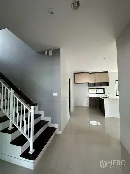 บ้าน ขายในLam Luk Ka, Pathum Thani - โถงบันไดเชื่อมครัวและพื้นที่นั่งเล่น