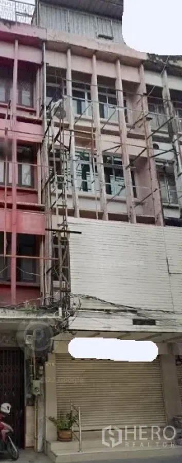 อาคารพาณิชย์ ให้เช่าในKhlong Toei, Bangkok - ด้านหน้าตึกแถว 4 ชั้นบนสุขุมวิท มีนั่งร้านและประตูม้วนปิด