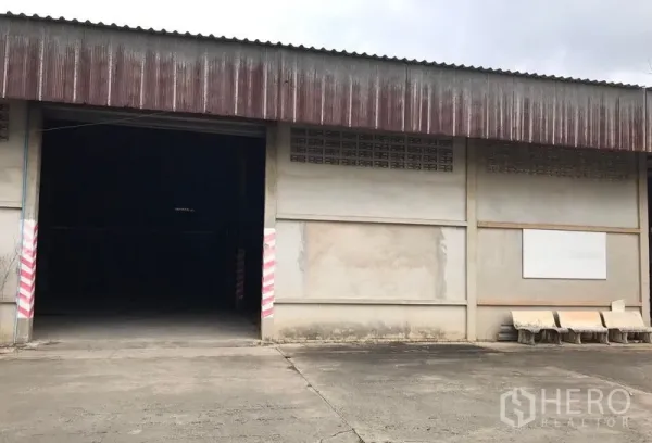 货栈 出租在Mueang Nakhon Pathom, Nakhon Pathom - 前方装卸口宽阔，带通风砖与混凝土坪