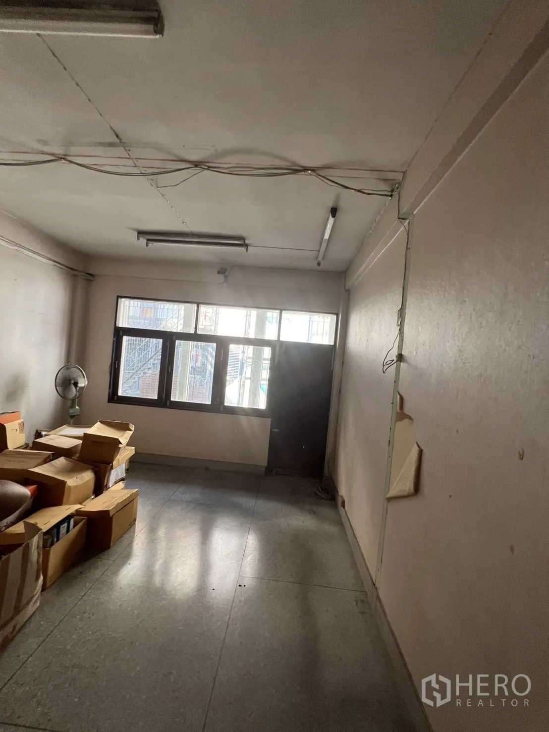 อาคารพาณิชย์ ให้เช่าในKhlong Toei, Bangkok - ห้องแคบพร้อมหน้าต่าง เดินสายไฟเพดาน และกล่องวางเรียง