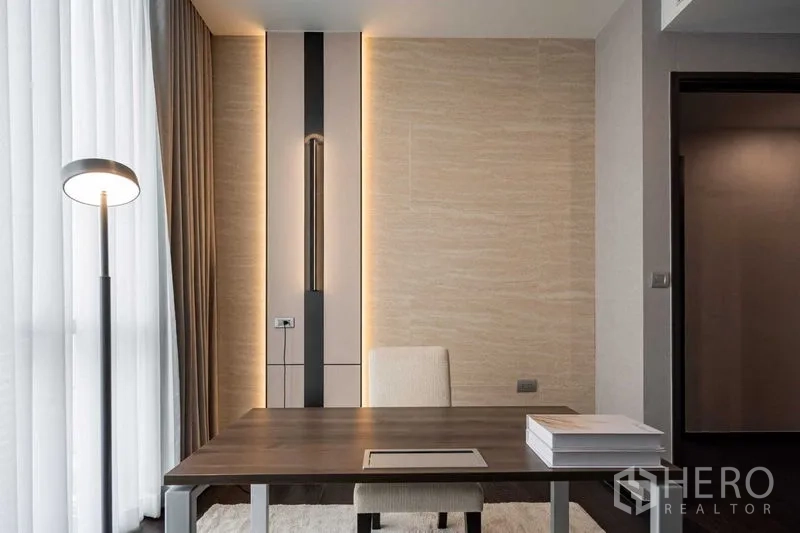 คอนโด ให้เช่าในWatthana, Bangkok - มุมโฮมออฟฟิศ โต๊ะกว้าง โคมไฟตั้งพื้น และแสงธรรมชาติจากหน้าต่างสูงจรดเพดาน