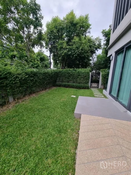 独立式住宅 出租 - 私家草坪花园，绿篱围合，带小露台和院门。