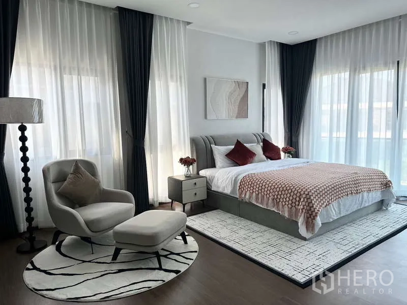 บ้าน ให้เช่าในBang Phli, Samut Prakan - ห้องนอนใหญ่สว่างไสว ม่านโปร่ง เก้าอี้พักผ่อน และพรมลายสวย