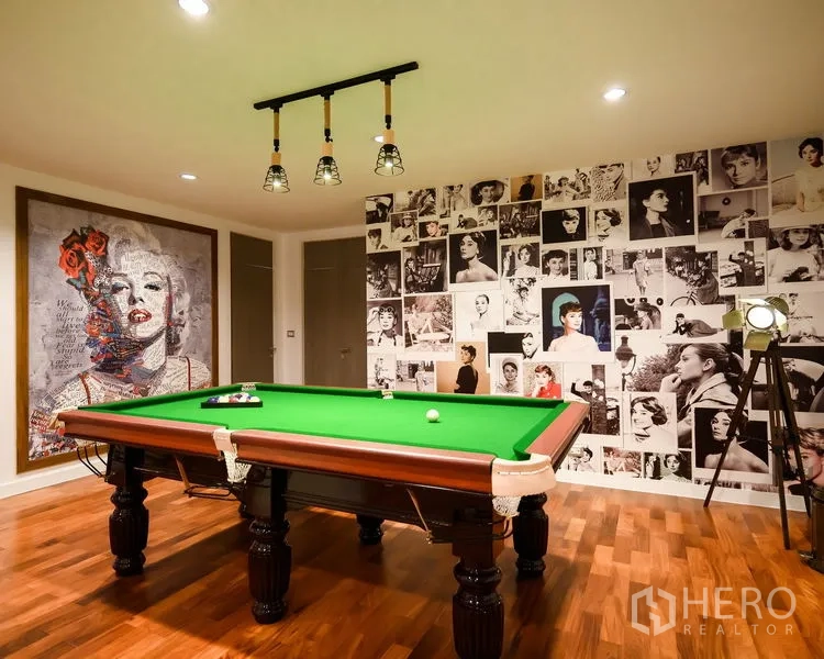 Condominium for rent in Pathum Wan, Bangkok - Games room with full-size pool table and a collage-style feature wall.