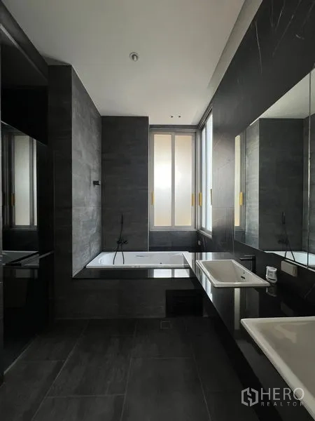 สำนักงานที่บ้าน ให้เช่าหรือขายในChatuchak, Bangkok - ห้องน้ำโทนเข้มสไตล์โมเดิร์น พร้อมอ่างอาบน้ำและอ่างล้างหน้าคู่