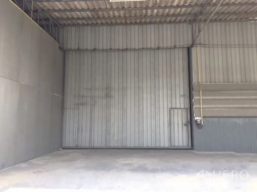 货栈 出租在Prawet, Bangkok - 仓库内部，设有大型波纹金属推拉门与平整混凝土地面。