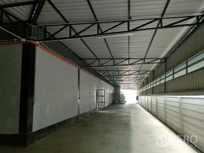 工厂 出租在Ban Phaeo, Samut Sakhon - 有顶装卸区，高挑屋顶，车辆可穿行。