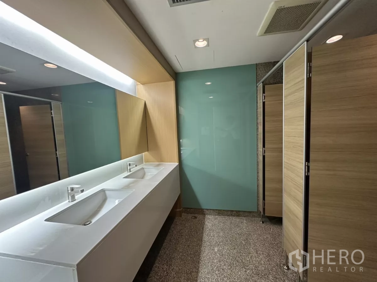 สำนักงาน ให้เช่าในWatthana, Bangkok - ห้องน้ำร่วมแบบโมเดิร์น อ่างคู่และห้องสุขาโทนไม้