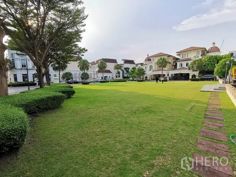 ทาวน์เฮาส์ ให้เช่าหรือขายในYan Nawa, Bangkok - ลานสนามหญ้าส่วนกลางกว้าง ทางเดินและพุ่มไม้ตัดแต่งสวยงาม