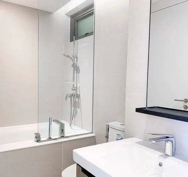 公寓 出售在Ratchathewi, Bangkok - 明亮卫生间，带浴缸、玻璃隔断淋浴与方形台盆。