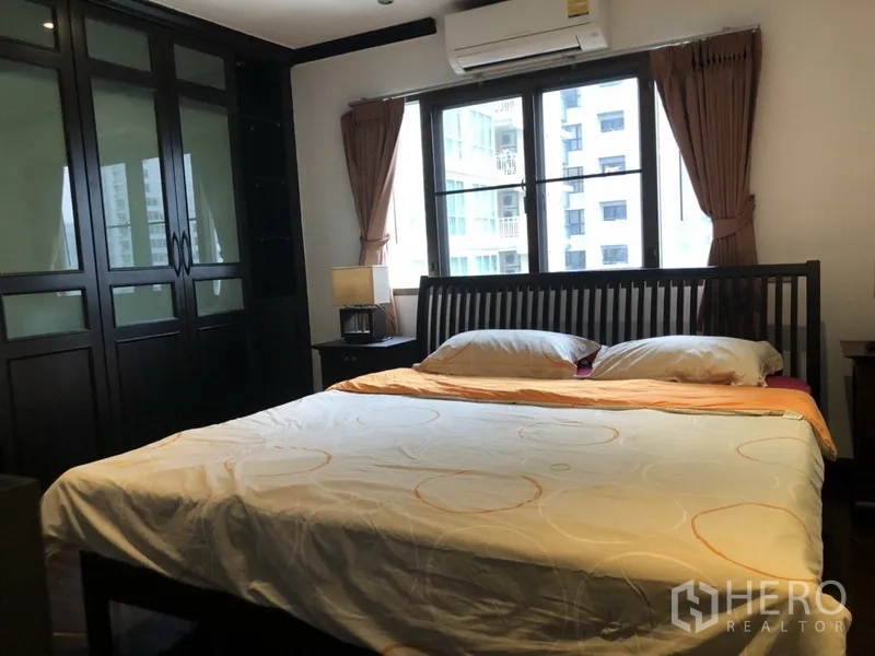 คอนโด ให้เช่าในWatthana, Bangkok - ห้องนอนหลักเตียงคิง หน้าต่างบานใหญ่ และตู้เสื้อผ้าบิลท์อินสีเข้ม