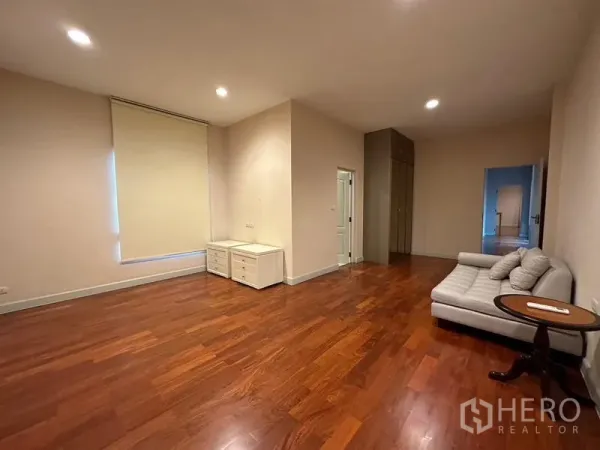 บ้าน ให้เช่าหรือขายในKhan Na Yao, Bangkok - ห้องกว้างปูพื้นไม้ มีไฟดาวน์ไลท์และโซฟานั่งเล่น