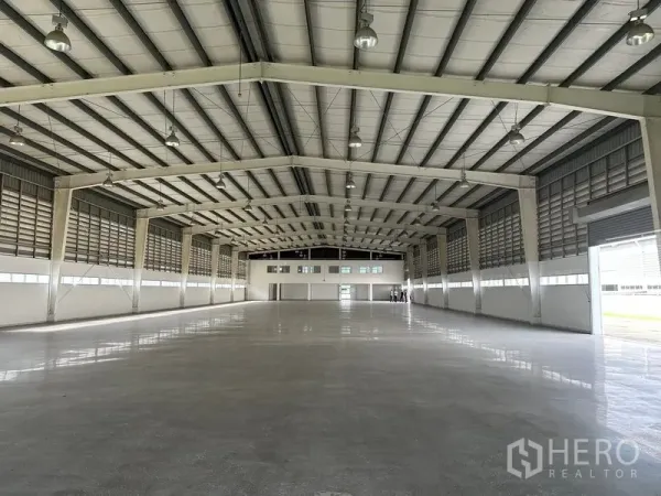 工厂 出租在Phra Nakhon Si Ayutthaya - 长跨生产车间，配置高棚灯、屋脊通风与尽头卷闸门。