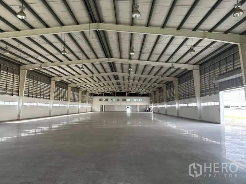 工厂 出租在Phra Nakhon Si Ayutthaya - 长跨生产车间，配置高棚灯、屋脊通风与尽头卷闸门。