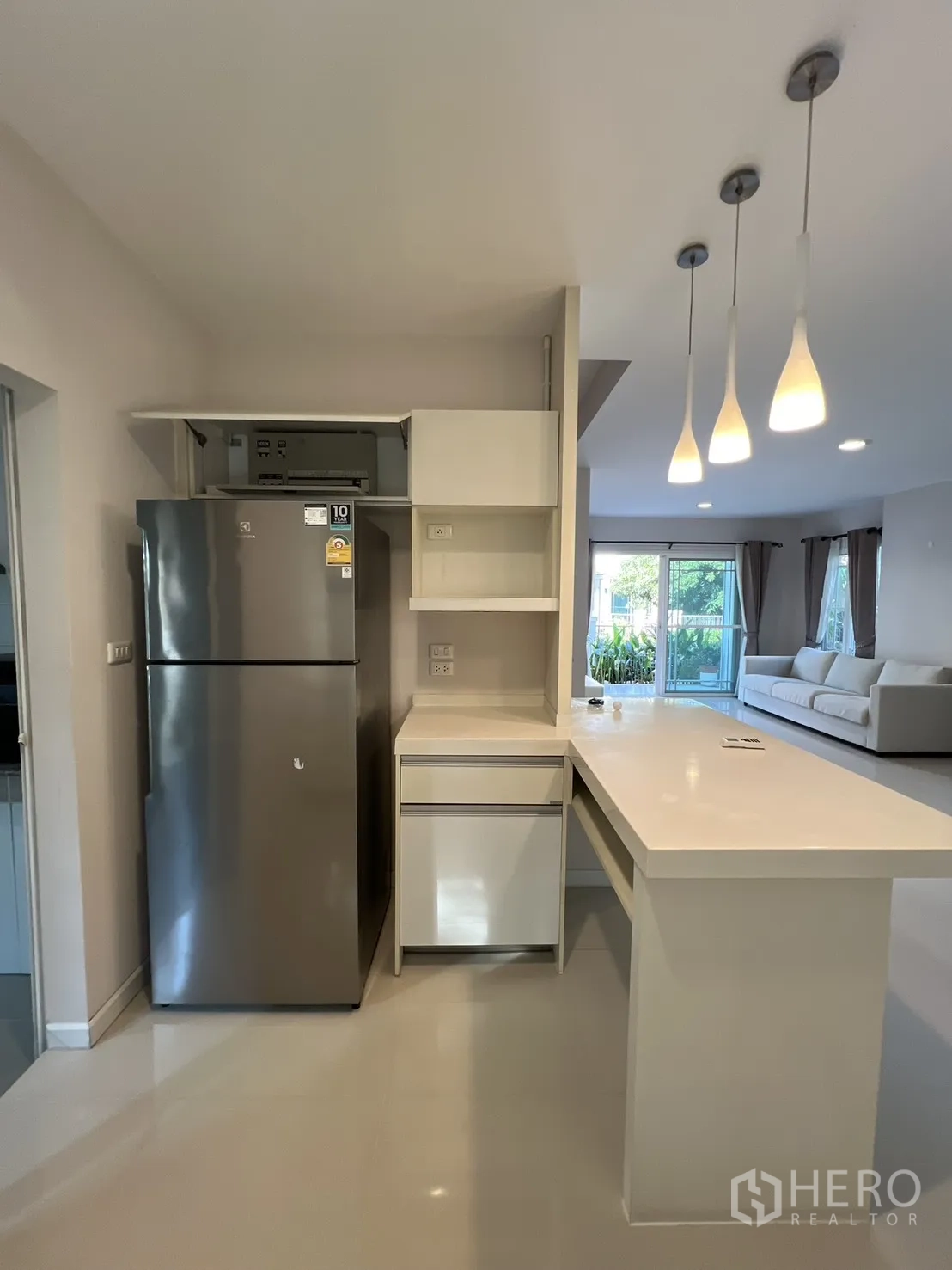 บ้านเดี่ยว for rent in Bang Kapi, Bangkok - มุมครัวพร้อมเคาน์เตอร์ยาว ชั้นเก็บของ และตู้เย็นสแตนเลส.