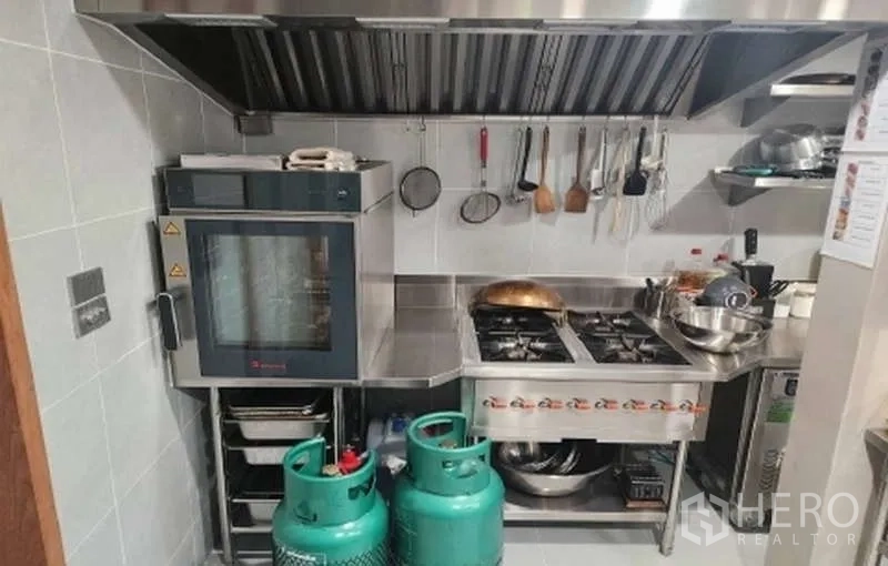 พื้นที่ขายปลีก ให้เช่าในWatthana, Bangkok - ครัวมืออาชีพมีเตาแก๊ส เตาอบ และฮู้ดดูดควัน