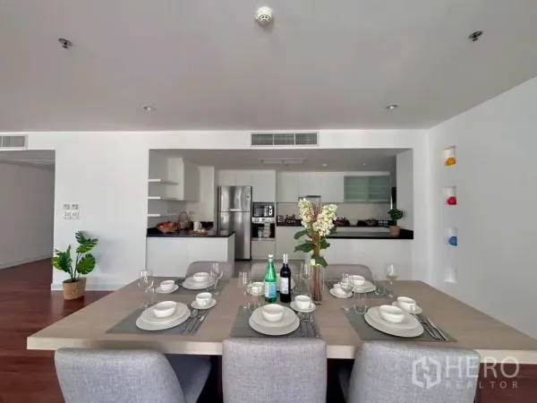 อพาร์ทเมนท์ ให้เช่าในWatthana, Bangkok - ครัวสไตล์โมเดิร์นสีขาว พร้อมโต๊ะอาหารและเครื่องใช้สแตนเลส